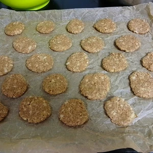 Haferplätzchen aus rohen Teig auf Backpapier und Backblech liegend