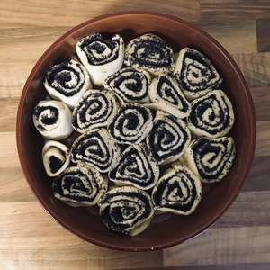 Rohe Mohnschnecken in einer runden Auflaufform