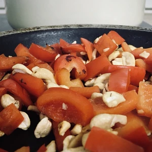 Pfanne mit Paprika und Cashewkernen